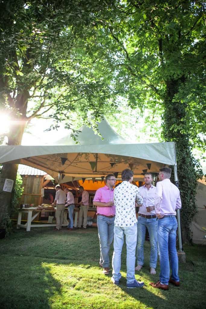 Festival bruiloft trouwen festivalsfeer