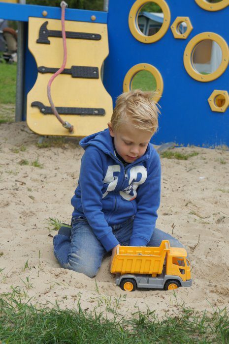 Spelen in het zand op de Larix Speeltuin Larix