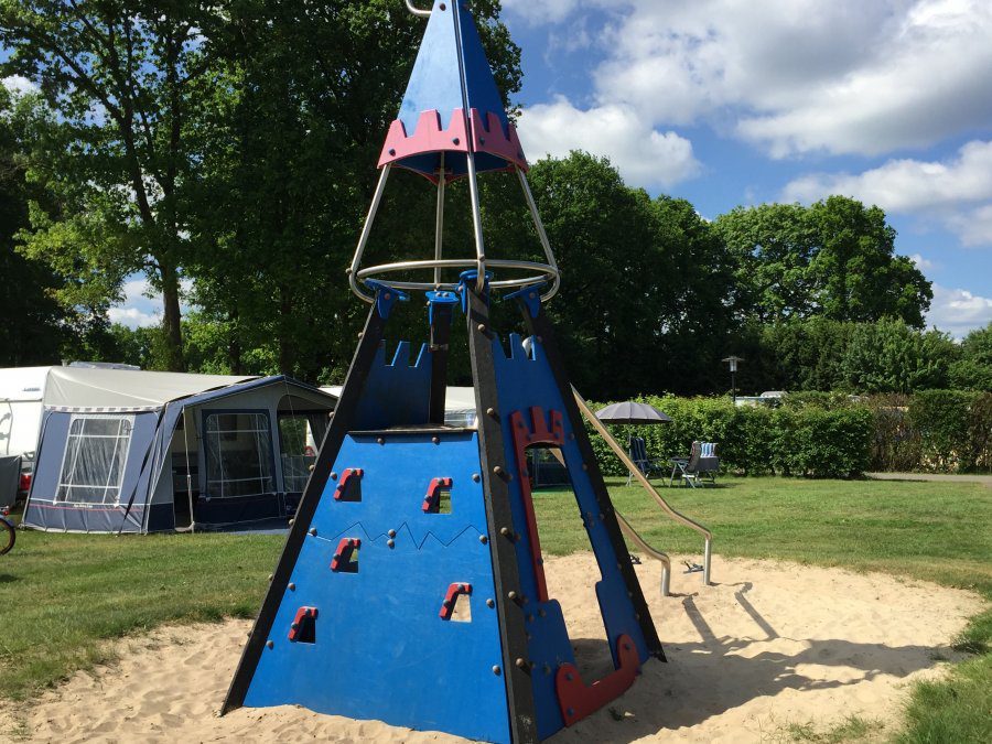 Klimtoren Vlierbes Klimtoren op veld Vlierbes