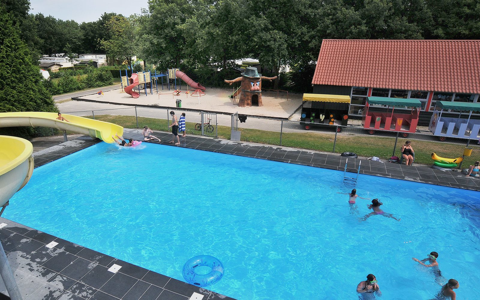 Buitenbad met apart peuterbad