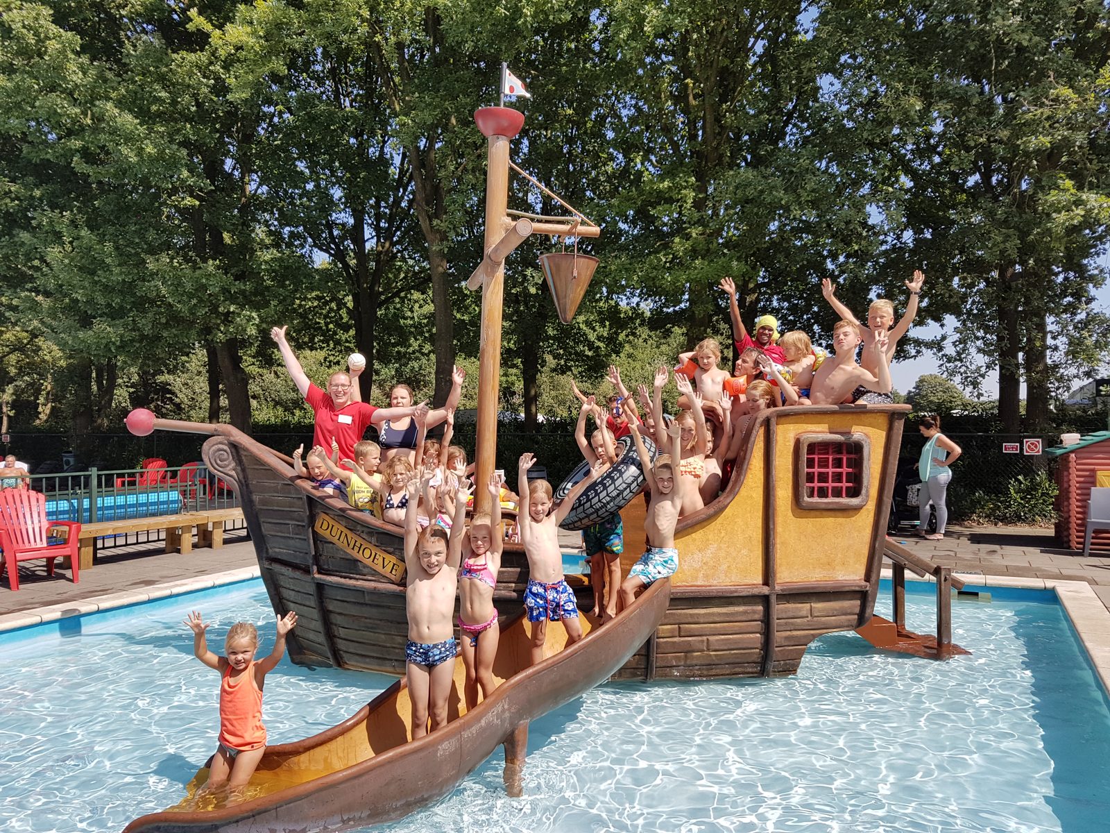 Openlucht zwembad met piratenschip