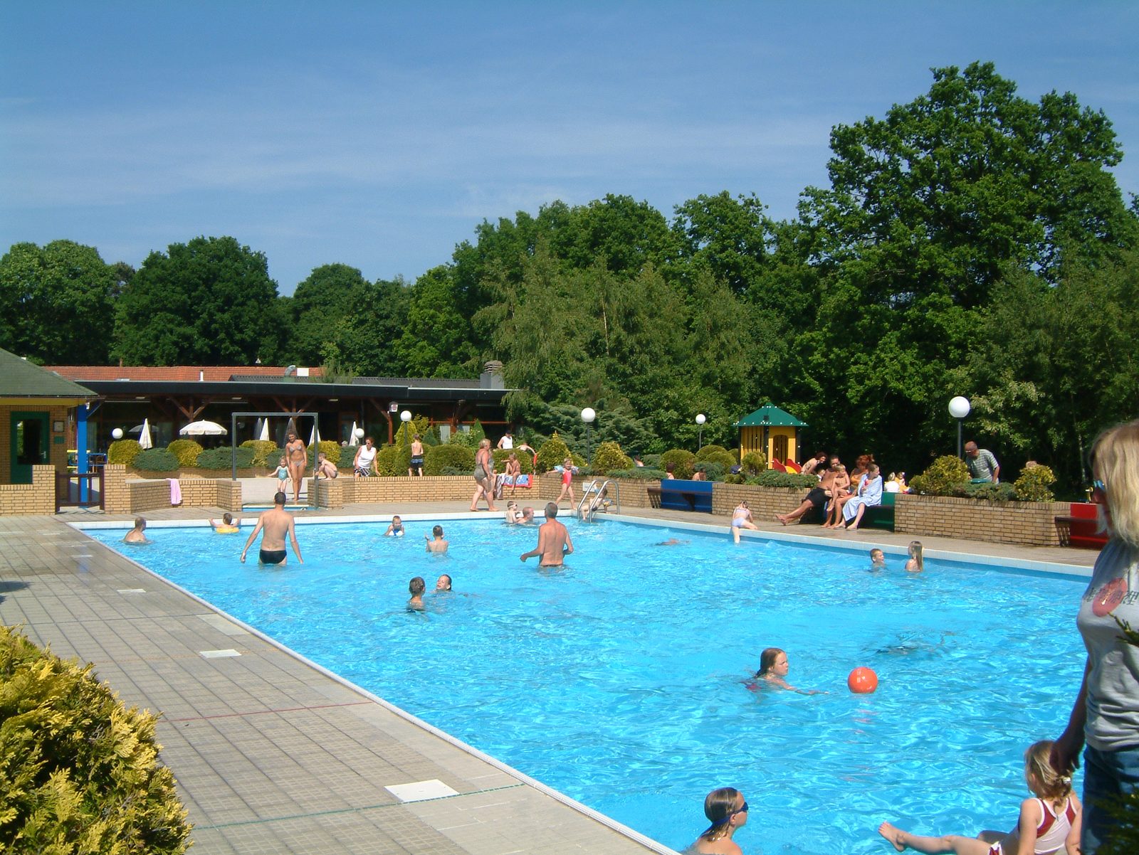Vakantiehuis 10 personen Brabant Parc de Kievit beschikt over een vakantiehuis voor 10 personen in Brabant, waarbij u gebruik kunt maken van het verwarmde buitenzwembad.