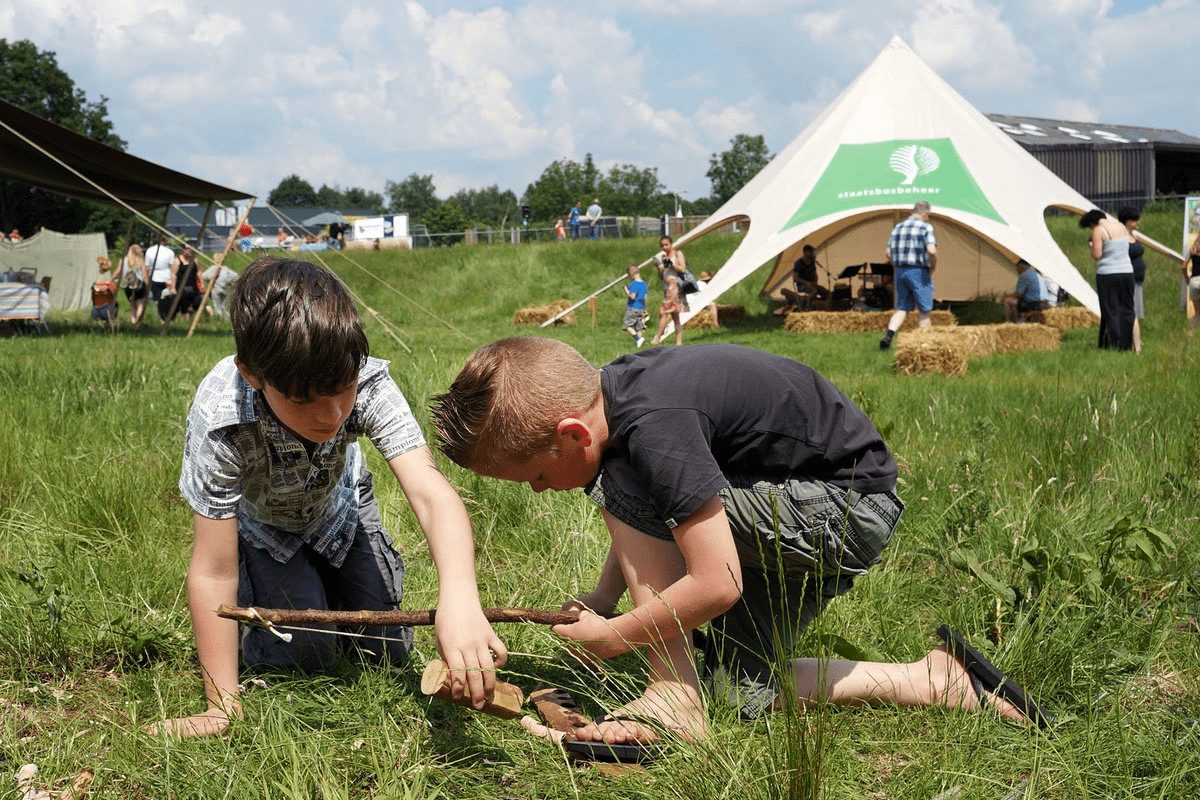Vuur maken tijdens het Vechtival in Hardenberg