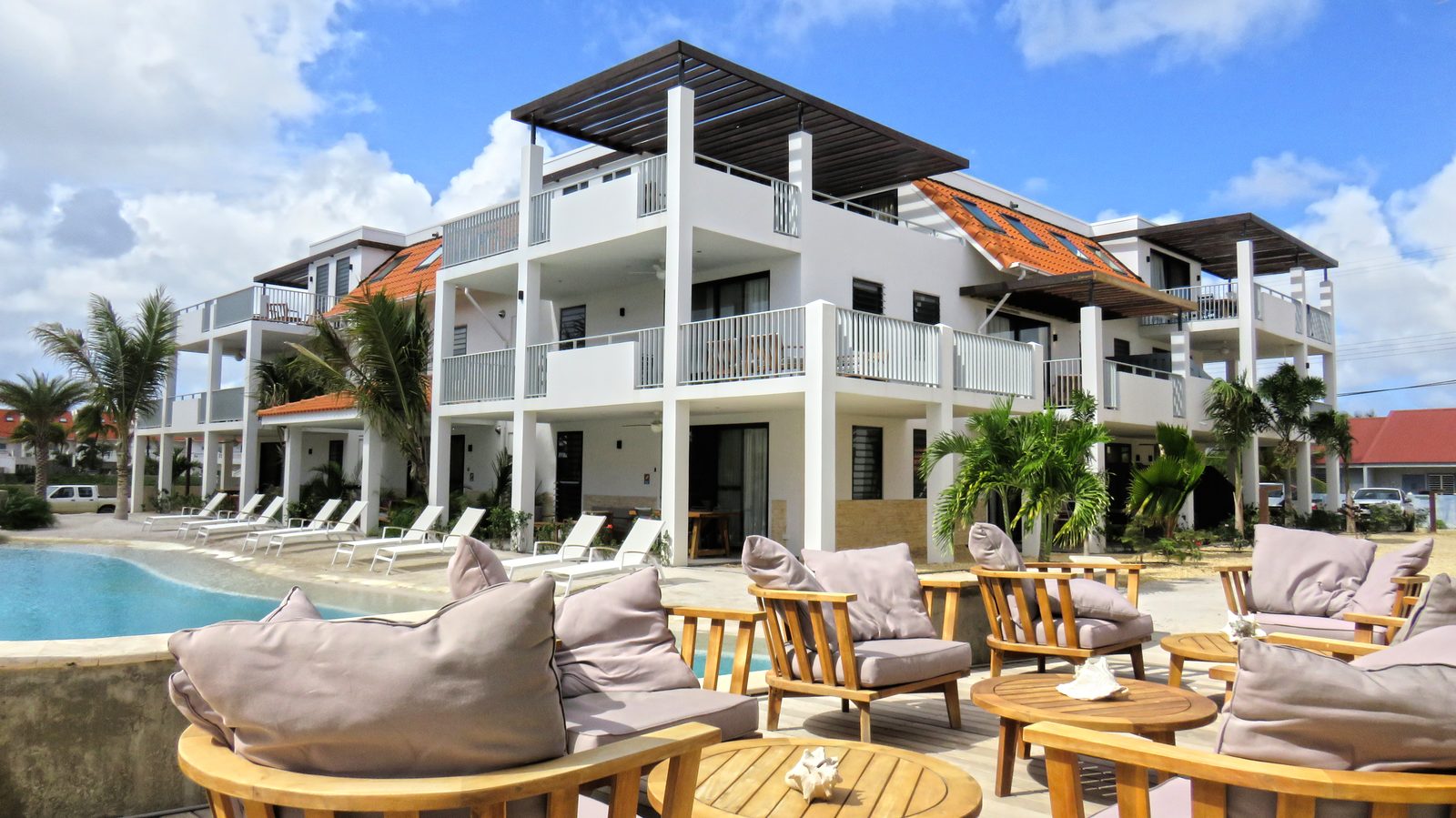 Good resorts on Bonaire Looking for good resorts on Bonaire? Take a look at the good and new resorts that Resort Bonaire has. You can hang out at the pool and relax!