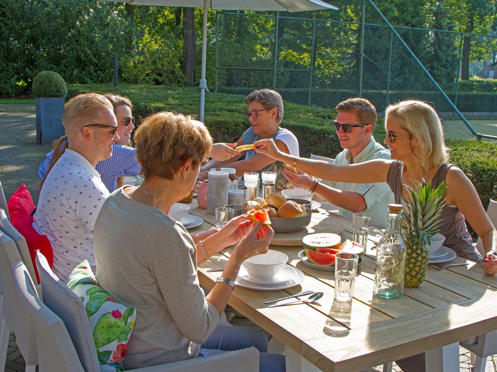 Met elkaar aan tafel tijdens uw vakantie op Hof van Salland in Hellendoorn