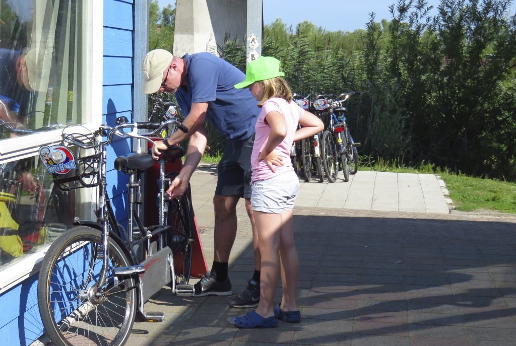 Sie beide fahren durch das Zentrum von Amsterdam. Wer sitzt am Steuer?