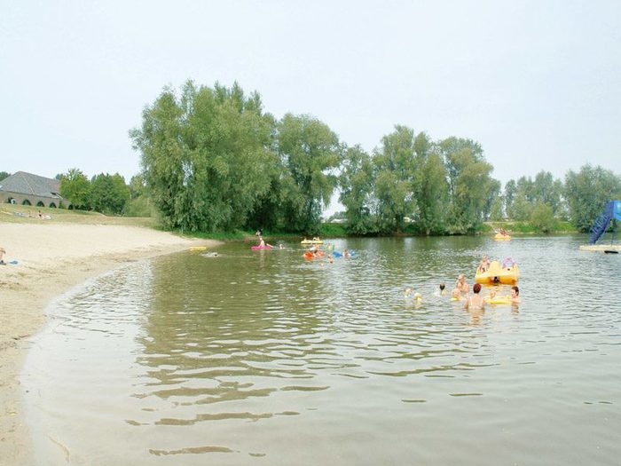 Vakantiepark met recreatievijver Vakantiepark met recreatievijver