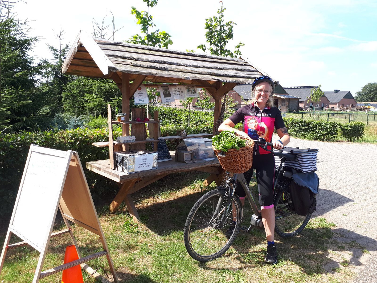 Fanny bij een stalletje langs de weg in Salland