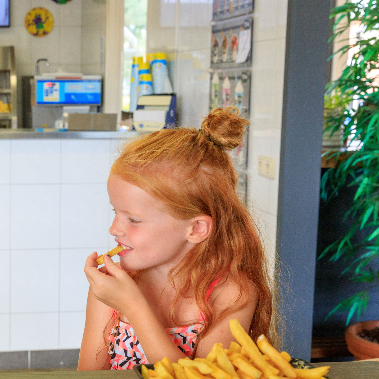 Snackbar Vollehove, Verse patat, verse friet, snackbar, Vollenhove, kind die een patatje eet.