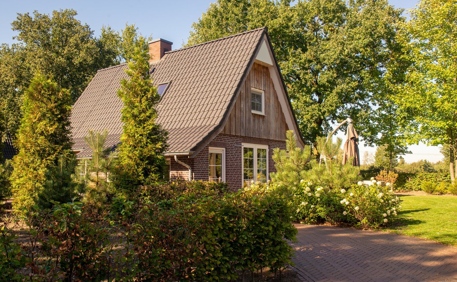 Ruim terras rondom villa 5 op Hof van Salland