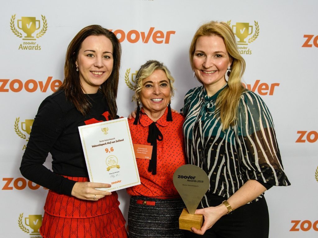 Anouk Voortman, Riekie Smeets en Patricia Smeets namens Hof van Salland bij de Zoover Awards