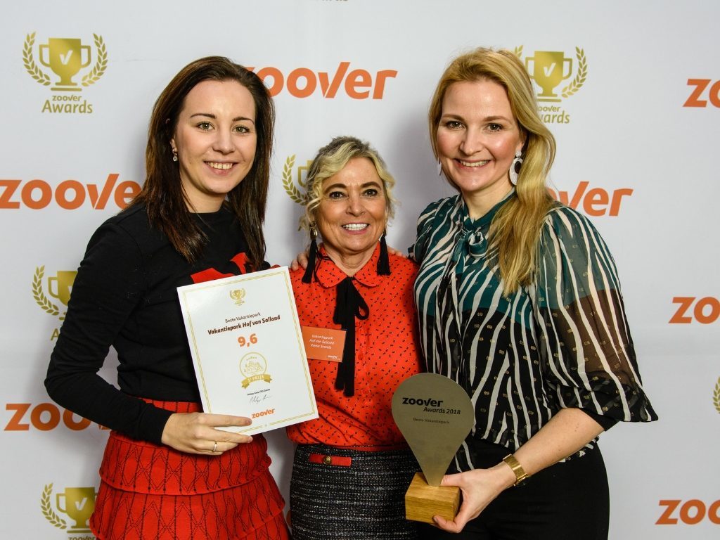 Anouk Voortman, Riekie Smeets en Patricia Smeets namens Hof van Salland bij de Zoover Awards