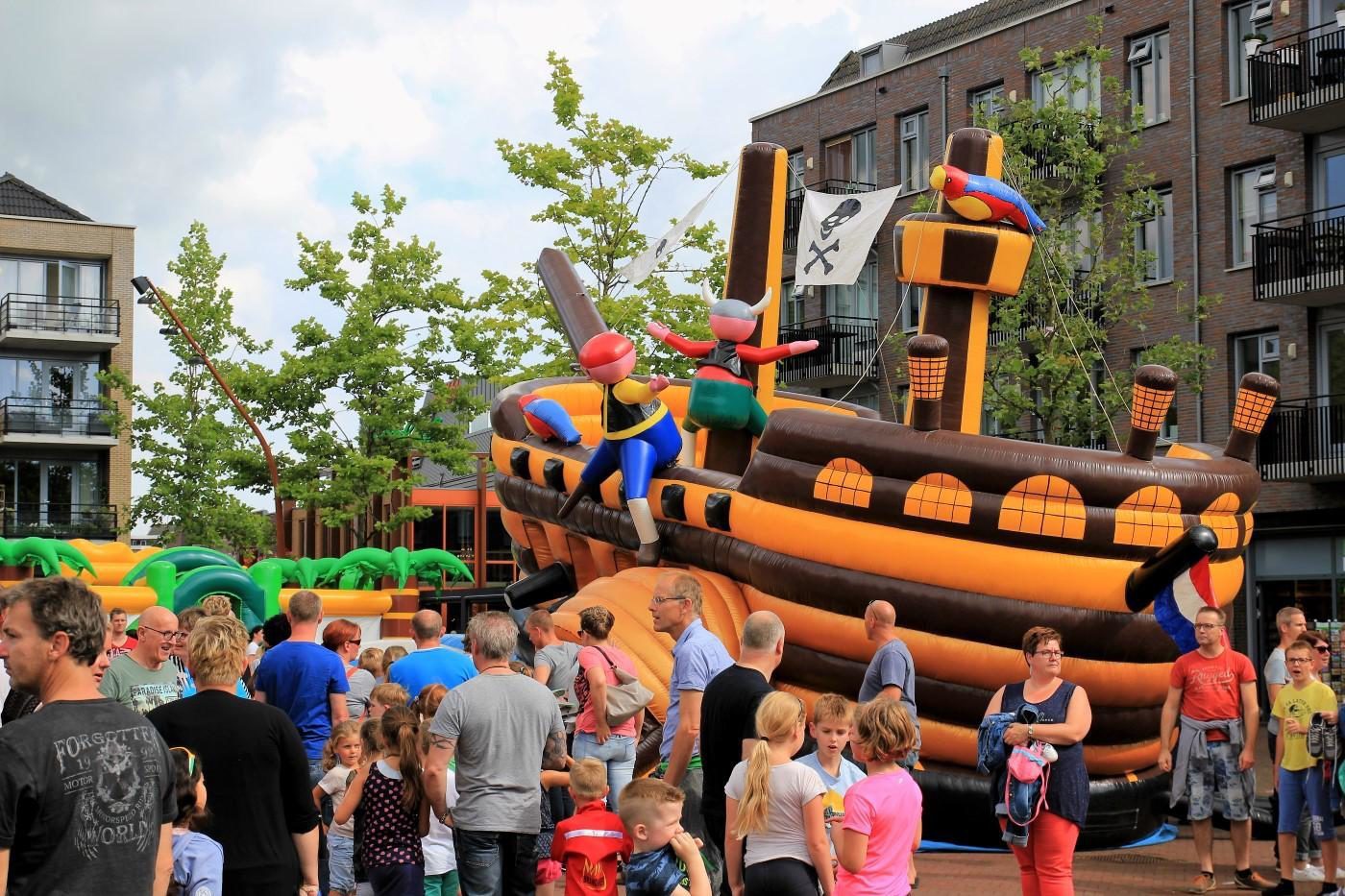 Springkussen festival in het centrum van Hardenberg