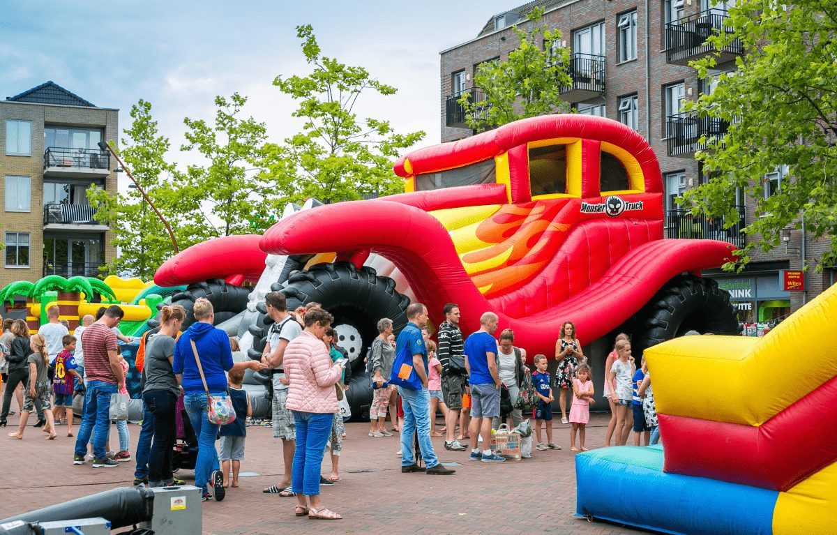 Springkussenfestival in het centrum van Hardenberg