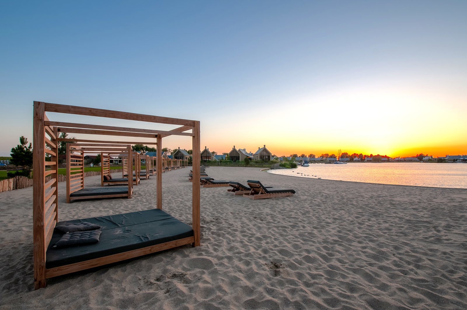 Cabanastrand met strandbedden