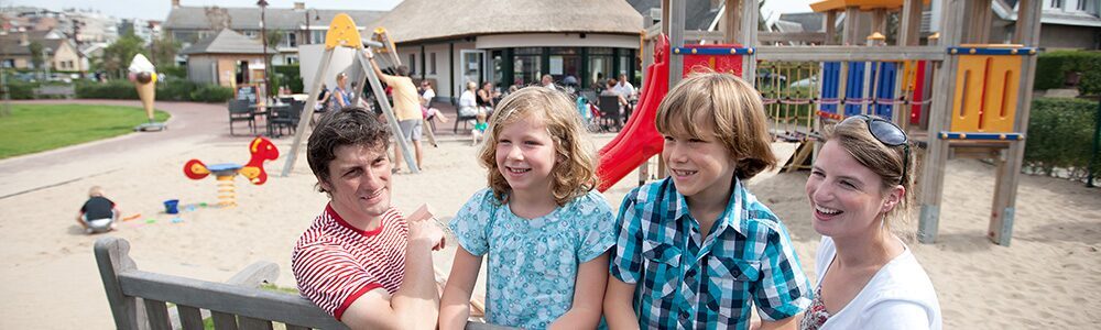 Des enfants au terrain de jeux