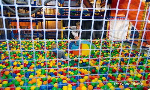Kind in ballenbad