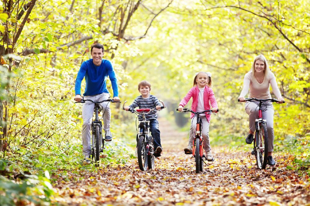 Fietsen met gezin in bos