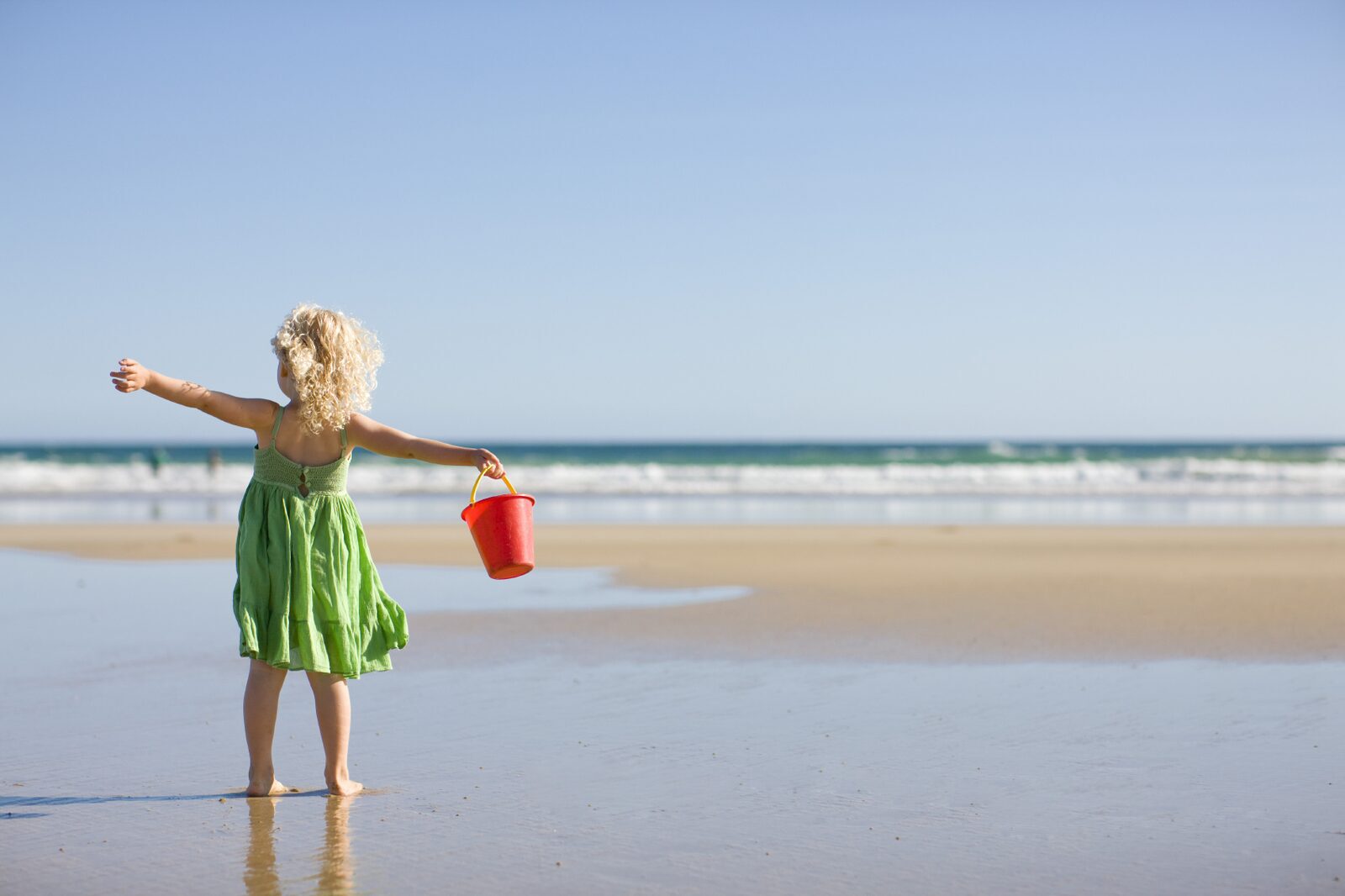 L am on holiday. Лето отпуск. Девочка с ведерком на берегу океана. Семья на пляже. Holidays картинки.