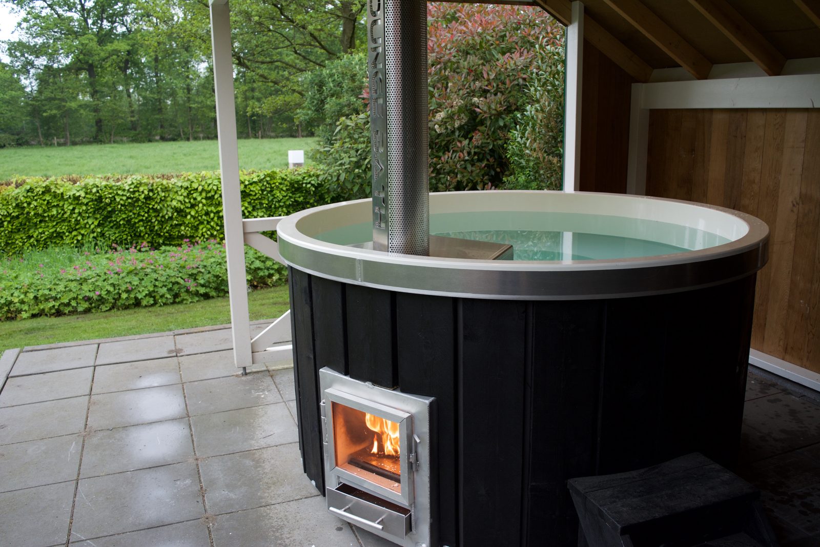Ferienunterkunft mit Warmwasserbecken
