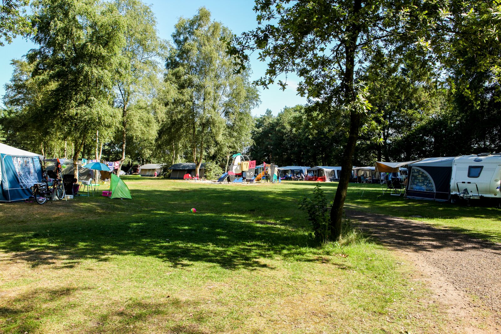 zicht vanaf hoofdingang veldje Kampweide