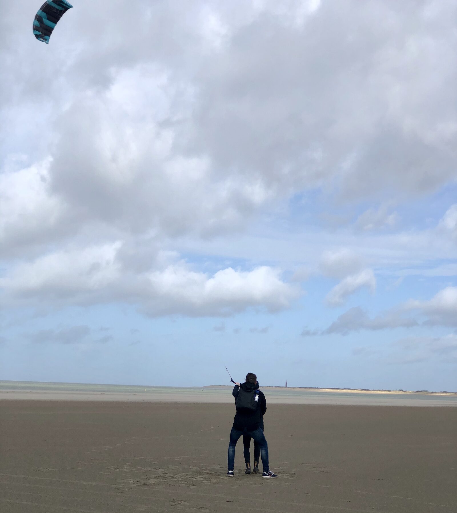 Powerkiten op het strand bij de Brouwersdam Powerkiten op het strand bij de Brouwersdam